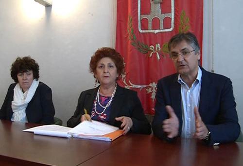 Loredana Panariti (Assessore regionale Lavoro), Teresa Bellanova (Sottosegretaria Ministero Lavoro) e Vladimir Kukanja (Sindaco Duino-Aurisina) incontrano i sindacati territoriali e i rappresentanti dei lavoratori della Cartiera del Gruppo Burgo, in Municipio - Duino-Aurisina 15/05/2015