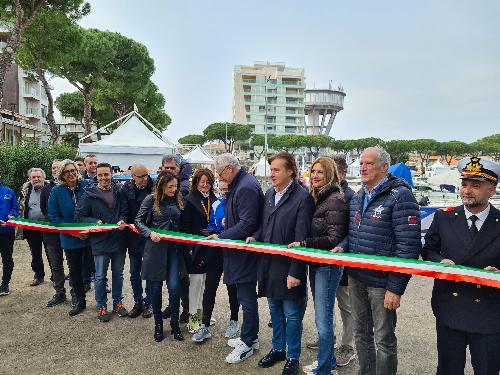 L'assessore regionale Sergio Emidio Bini, al centro con il presidente del Consiglio Mauro Bordin, al taglio del nastro dell'evento fieristico Lignano Boat Show.