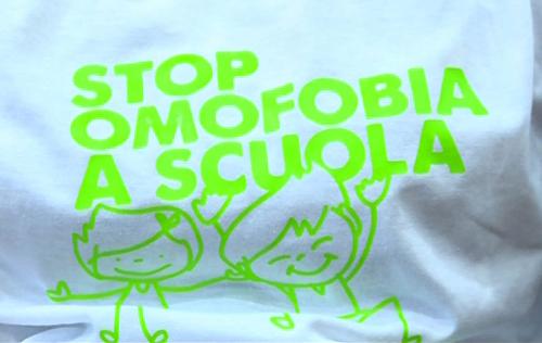 Maglietta della petizione nazionale "Stop Omofobia a Scuola", promossa dal Movimento Lesbiche Gay Bisessuali e Transgender (LGBT) - Udine 16/05/2015