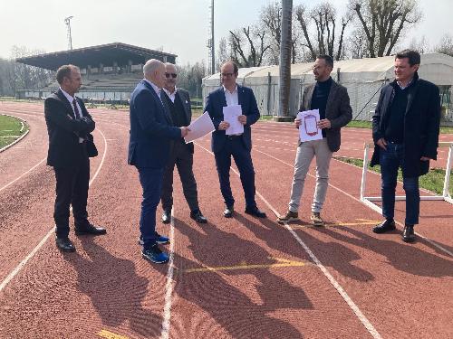 Il vicegovernatore con delega a Cultura e sport Mario Anzil in sopralluogo alla pista di atletica del campo sportivo di Codroipo