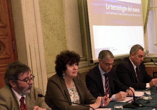 Mario Sommariva (Direttore generale Autorità Portuale Trieste), Loredana Panariti (Assessore regionale Ricerca e Università), Alfredo Pascolin e Massimo Breda (Presidente e amministratore delegato DITENAVE) alla conferenza "Le tecnologie del mare: dal Friuli Venezia Giulia alla macroregione Adriatico-Ionica", nel Salone di Rappresentanza della sede della Regione FVG - Trieste 20/05/2015