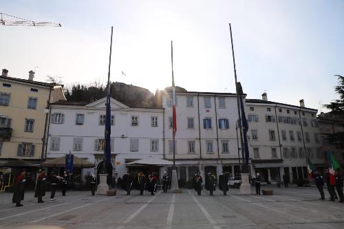 L'alzabandiera in piazza della Vittoria, a Gorizia, per la "Giornata dell'Unità nazionale, della Costituzione, dell'Inno e della Bandiera" 