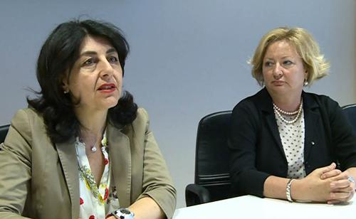 Mariagrazia Santoro (Assessore regionale Pianificazione territoriale) e Clara Maddalena (Vicepresidente CCIAA Udine) alla consegna dei diplomi ai professionisti che si occuperanno dei Centri Commerciali Naturali (recupero dei centri storici) - Udine 20/05/2015