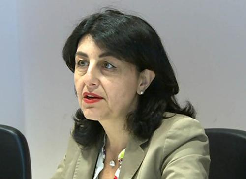 Mariagrazia Santoro (Assessore regionale Pianificazione territoriale) alla consegna dei diplomi ai professionisti che si occuperanno dei Centri Commerciali Naturali (recupero dei centri storici) - Udine 20/05/2015