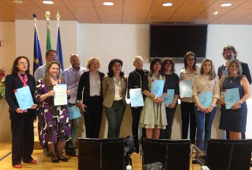 Mariagrazia Santoro (Assessore regionale Pianificazione territoriale) e Clara Maddalena (Vicepresidente CCIAA Udine) alla consegna dei diplomi ai professionisti che si occuperanno dei Centri Commerciali Naturali (recupero dei centri storici) - Udine 20/05/2015