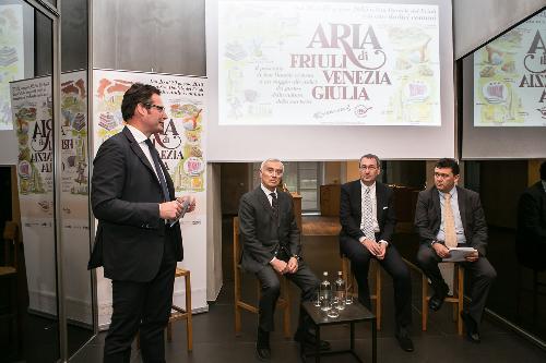 Mario Cichetti e Giuseppe Villani (Direttore e presidente Consorzio Prosciutto San Daniele), Sergio Bolzonello (Vicepresidente Regione FVG e assessore Attività produttive) e Agostino Maio (Capo Gabinetto Regione FVG) alla presentazione di "Aria di Friuli Venezia Giulia", al concept store Presso Porta Nuova - Milano 21/05/2015