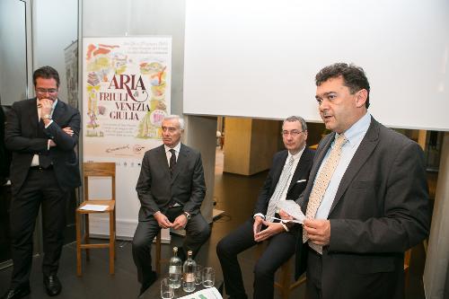 Mario Cichetti e Giuseppe Villani (Direttore e presidente Consorzio Prosciutto San Daniele), Sergio Bolzonello (Vicepresidente Regione FVG e assessore Attività produttive) e Agostino Maio (Capo Gabinetto Regione FVG) alla presentazione di "Aria di Friuli Venezia Giulia", al concept store Presso Porta Nuova - Milano 21/05/2015