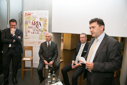 Mario Cichetti e Giuseppe Villani (Direttore e presidente Consorzio Prosciutto San Daniele), Sergio Bolzonello (Vicepresidente Regione FVG e assessore Attività produttive) e Agostino Maio (Capo Gabinetto Regione FVG) alla presentazione di "Aria di Friuli Venezia Giulia", al concept store Presso Porta Nuova - Milano 21/05/2015