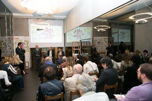 Mario Cichetti e Giuseppe Villani (Direttore e presidente Consorzio Prosciutto San Daniele), Sergio Bolzonello (Vicepresidente Regione FVG e assessore Attività produttive) e Agostino Maio (Capo Gabinetto Regione FVG) alla presentazione di "Aria di Friuli Venezia Giulia", al concept store Presso Porta Nuova - Milano 21/05/2015