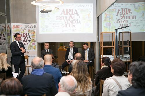 Mario Cichetti e Giuseppe Villani (Direttore e presidente Consorzio Prosciutto San Daniele), Sergio Bolzonello (Vicepresidente Regione FVG e assessore Attività produttive) e Agostino Maio (Capo Gabinetto Regione FVG) alla presentazione di "Aria di Friuli Venezia Giulia", al concept store Presso Porta Nuova - Milano 21/05/2015