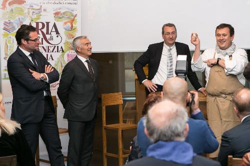 Mario Cichetti e Giuseppe Villani (Direttore e presidente Consorzio Prosciutto San Daniele), Sergio Bolzonello (Vicepresidente Regione FVG e assessore Attività produttive) e lo chef stellato Emanuele Scarello alla presentazione di "Aria di Friuli Venezia Giulia", al concept store Presso Porta Nuova - Milano 21/05/2015