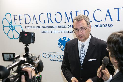 Sergio Bolzonello (Vicepresidente Regione FVG e assessore Attività produttive) visita lo stand di Udine Mercati S.p.A. alla Fiera "Fruit Innovation 2015" - Milano 21/05/2015