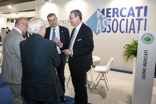 Giuseppe Pavan (Vicepresidente Fedagromercati) e Sergio Bolzonello (Vicepresidente Regione FVG e assessore Attività produttive) nello stand di Udine Mercati S.p.A. alla Fiera "Fruit Innovation 2015" - Milano 21/05/2015