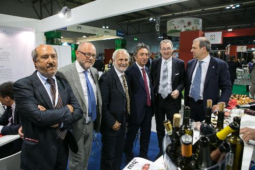 Sergio Bolzonello (Vicepresidente Regione FVG e assessore Attività produttive) e Giuseppe Pavan (Vicepresidente Fedagromercati) nello stand di Udine Mercati S.p.A. alla Fiera "Fruit Innovation 2015" - Milano 21/05/2015