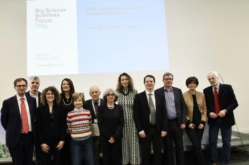 Foto di gruppo per i relatori di "Scienza, industria e sviluppo sostenibile", evento che anticipa il Forum internazionale Big Science Business Forum (Bsbf) in programma i primi di ottobre.