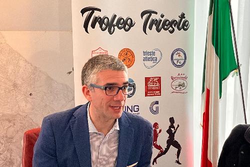 L'assessore regionale alle Autonomie locali Pierpaolo Roberti, in rappresentanza della Regione, durante la presentazione dell'edizione 2024 del Trofeo Trieste.