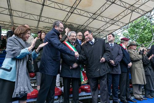 Provvidenza Delfina Raimondo (Prefetto Udine), Sergio Bolzonello (Vicepresidente Regione FVG), Furio Honsell (Sindaco Udine), Domenico Rossi (Sottosegretario Difesa) e Franco Iacop (Presidente Consiglio regionale FVG) al IV Raduno nazionale di Assoarma - Udine 23/05/2015