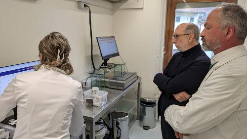 L'assessore Riccardi assiste a un confezionamento test di farmaci nella Farmacia Favero di Pradamano