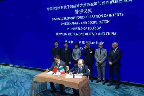 Gianni Torrenti (Assessore regionale Cultura) sottoscrive la lettera d'intenti con Hao Xu, rappresentante della provincia Cinese del Qinghai, nel Padiglione della Cina a EXPO 2015 - Milano 22/05/2015