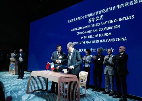Gianni Torrenti (Assessore regionale Cultura) sottoscrive la lettera d'intenti con Hao Xu, rappresentante della provincia Cinese del Qinghai, nel Padiglione della Cina a EXPO 2015 - Milano 22/05/2015