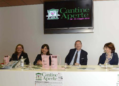 Elda Felluga (Presidente Movimento Turismo del Vino FVG), Debora Serracchiani (Presidente Regione Friuli Venezia Giulia), Sergio Bolzonello (Vicepresidente Regione FVG e assessore Attività produttive) e Marisa Verardo (Presidente Comitato Unicef FVG) alla presentazione di Cantine Aperte 2015 - Udine 25/05/2015
