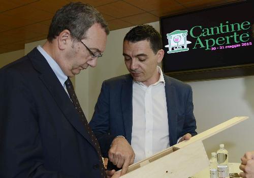 Enrico Accettola (Agenzia Emporio ADV) mostra una nuova scatola per bottiglie di vino a Sergio Bolzonello (Vicepresidente Regione FVG e assessore Attività produttive), alla presentazione di Cantine Aperte 2015 - Udine 25/05/2015