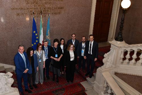 Foto di gruppo con i rappresentanti istituzionali delle Regioni e dei Paesi partner.