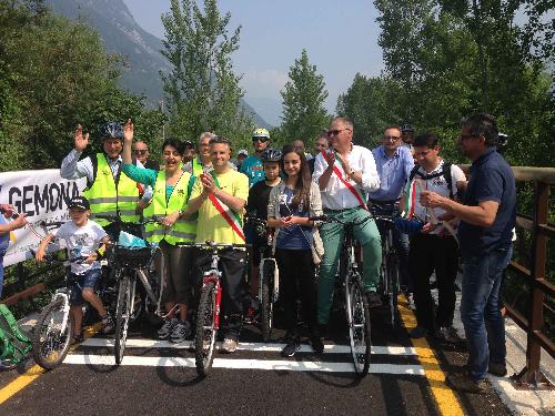 Mariagrazia Santoro (Assessore regionale Infrastrutture e Mobilità) all'inaugurazione del tratto della Ciclovia Alpe Adria Radweg (CAAR) tra Venzone e il ponte sul Tagliamento di Braulins - 30/05/2015