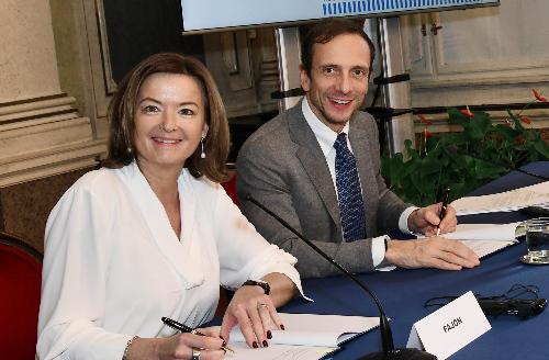 Il governatore del Friuli Venezia Giulia Massimiliano Fedriga e il vice primo ministro e ministro degli Affari esteri della Slovenia Tanja Fajon durante la firma dell'accordo.