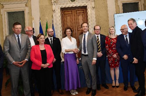 Il governatore del Friuli Venezia Giulia La stretta di mano tra il governatore Massimiliano Fedriga e il vice primo ministro e ministro degli Affari esteri della Slovenia Tanja Fajon