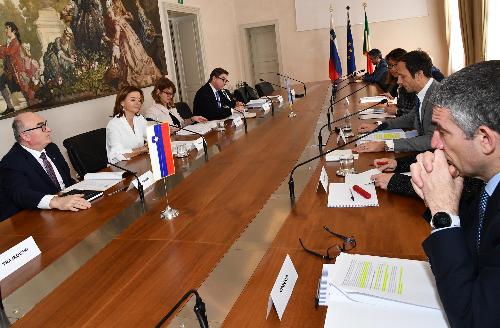 Un momento dell'incontro tra il governatore del Friuli Venezia Giulia Massimiliano Fedriga e il vice primo ministro e ministro degli Affari esteri della Slovenia Tanja Fajon. 