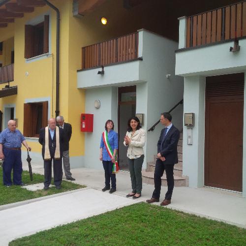 Laura Zanella (Sindaco Amaro), Mariagrazia Santoro (assessore regionale Edilizia) e Massimo Mentil (amministratore unico ATER Alto Friuli) – Amaro 04/06/2015