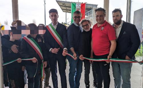 L'assessore Pierpaolo Roberti al taglio del nastro della nuova sala polifunzionale del campo di calcio