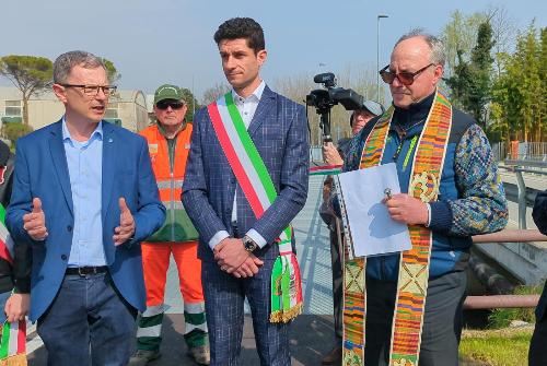 L'assessore Stefano Zannier interviene all'inaugurazione della nuova passerella ciclopedonale 