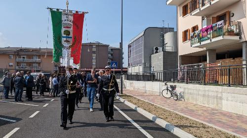 Un momento della cerimonia del taglio del nastro del nuovo posteggio a Pasiano di Pordenone 