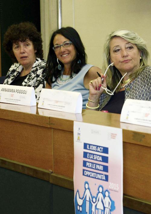 Loredana Panariti (Assessore regionale Lavoro, Formazione, Istruzione, Pari Opportunità, Politiche giovanili, Ricerca e Università), Raffaella Palmisciano (Consigliera di Parità Regione Friuli Venezia Giulia) e Annamaria Poggioli [Presidente Commissione Regionale Pari Opportunità (CRPO)] all'incontro "Il Jobs Act e la sfida per le pari opportunità" nella sala Ajace del Comune - Udine 09/06/2015