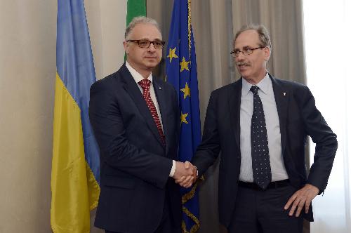 Yevhen Perelygin (Ambasciatore di Ucraina in Italia) e Gianni Torrenti (Assessore regionale Cultura, Sport e Solidarietà) - Trieste 11/06/2015