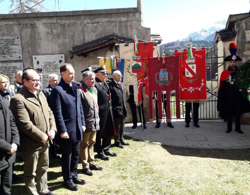 Il vicegovernatore del Friuli Venezia Giulia Mario Anzil, primo a sinistra, alla solenne commemorazione per l’ottantesimo anniversario dell’eccidio dei dodici carabinieri avvenuto il 25 marzo del 1944 sull'altopiano di Malga Bala.
