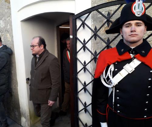 Il vicegovernatore Anzil all'uscita del tempietto ossario dove sono custodite le spoglie di alcuni carabinieri uccisi.
