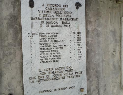 La lapide che ricorda i militi caduti a Malga Bala nel 1944.
