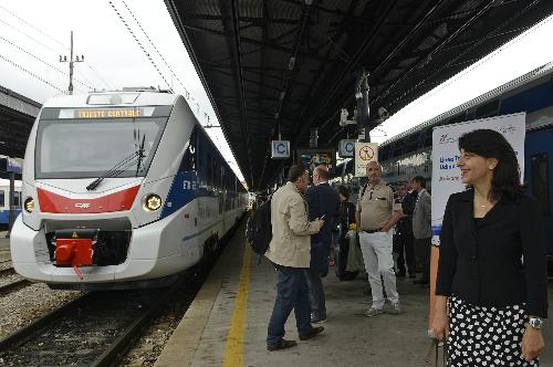 Mariagrazia Santoro (Assessore regionale Mobilità) alla Stazione ferroviaria accanto al nuovo elettrotreno ETR 563, costruito dalle Construcciones y Auxiliar de Ferrocarriles (CAF) per la Regione FVG - Udine 16/06/2015