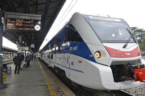 Il nuovo elettrotreno ETR 563, costruito dalle Construcciones y Auxiliar de Ferrocarriles (CAF) per la Regione FVG, in partenza dalla Stazione ferroviaria - Udine 16/06/2015