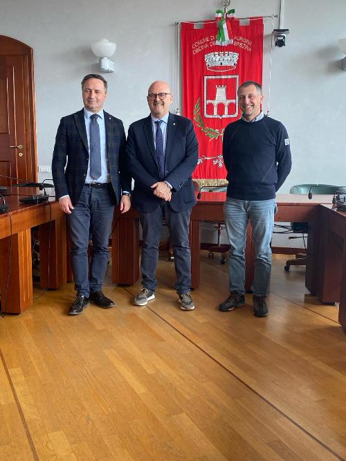 L'assessore regionale Sebastiano Callari, al centro, durante l'incontro nel Comune di Duino Aurisina.