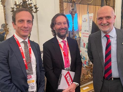 Il governatore della Regione Massimiliano Fedriga con il presidente di Smau Pierantonio Macola e l'ambasciatore italiano a Londra Inigo Lambertini