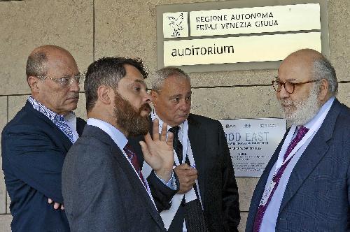 A destra, Giovanni Caracciolo Di Vietri [Segretario generale Iniziativa Centro Europea (InCE)] al Food East Research and Innovation Forum 2015 - Udine 24/06/2015