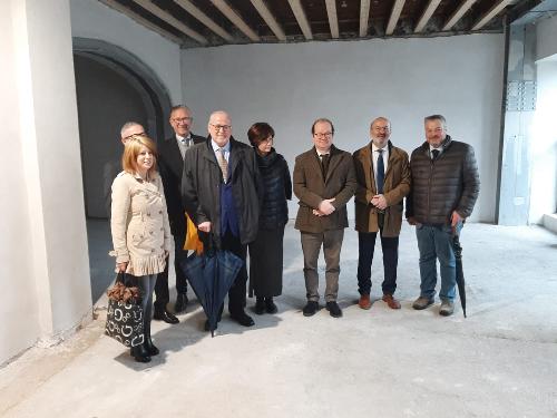 Foto di gruppo al termine del sopralluogo a Palazzo Paternolli. Al centro l'assessore regionale Alessia Rosolen e il vicegovernatore Mario Anzil