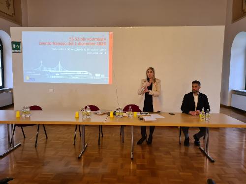 L'assessore Amirante ad Arta Terme durante l'incontro sul tema della frana di Passo Monte Croce