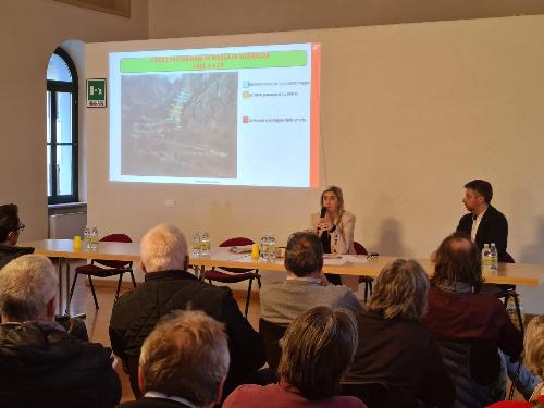 L'assessore Amirante ad Arta Terme durante l'incontro sul tema della frana di Passo Monte Croce