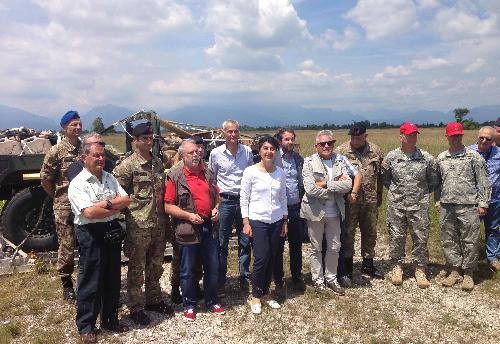 Mariagrazia Santoro (Assessore regionale Pianificazione territoriale) durante l'esercitazione di aviolancio di un velivolo militare, a simulazione delle operazioni di rifornimento a terra, nell'area militare dei Magredi - Pordenone 25/06/2015