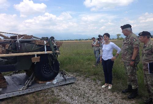 Mariagrazia Santoro (Assessore regionale Pianificazione territoriale) durante l'esercitazione di aviolancio di un velivolo militare, a simulazione delle operazioni di rifornimento a terra, nell'area militare dei Magredi - Pordenone 25/06/2015